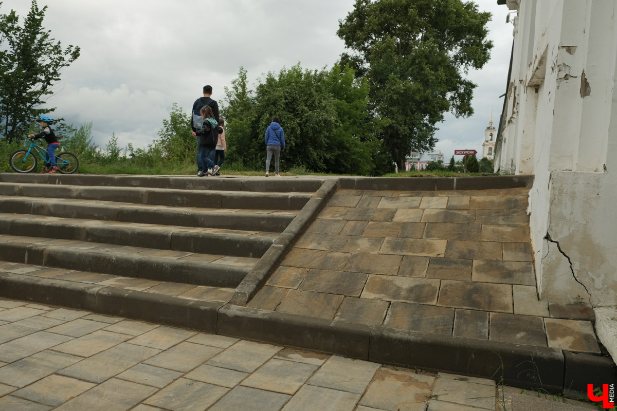 В Суздале продолжается подготовка к тысячелетнему юбилею города. В историческом центре возводят местный парк Зарядье
