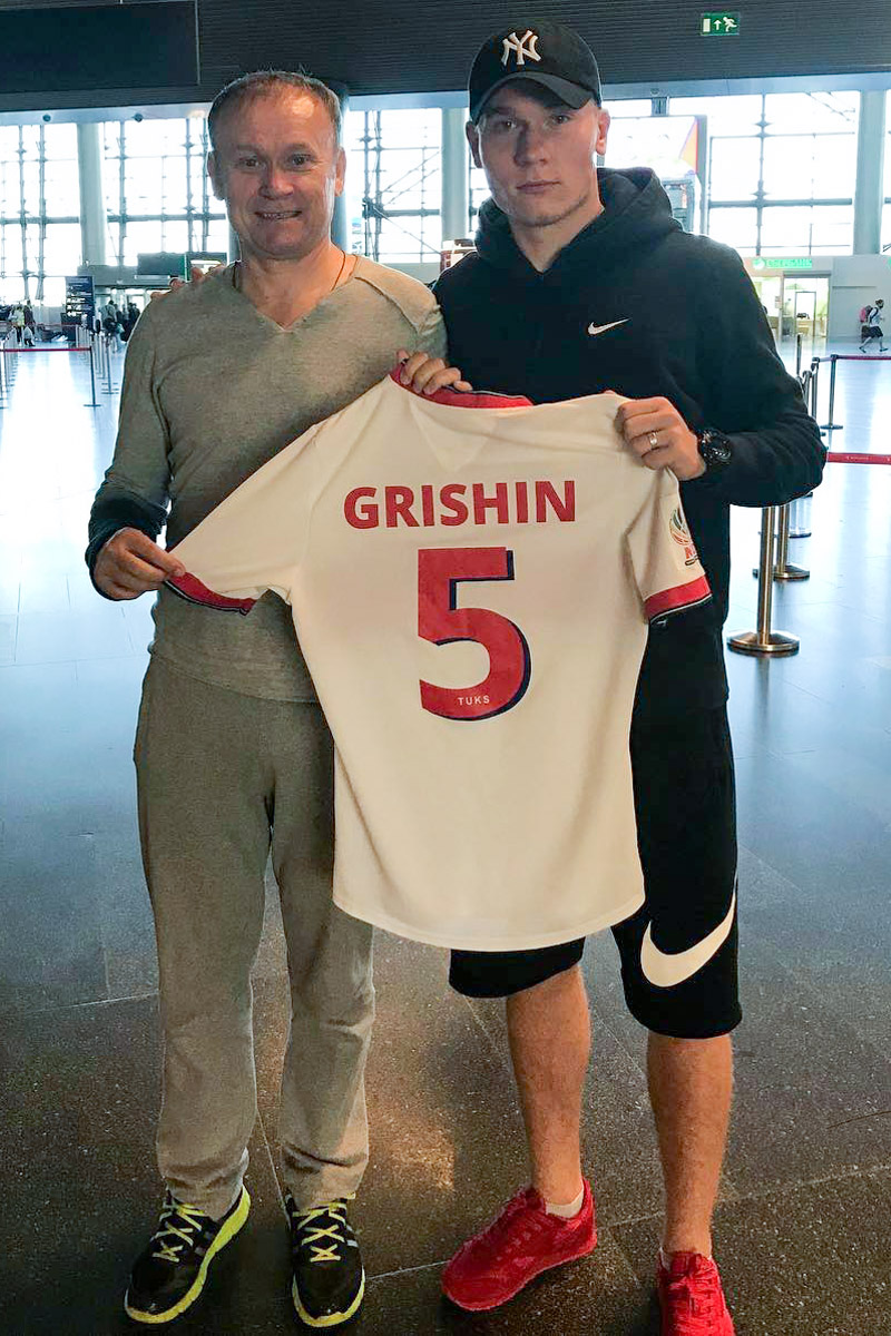 Владимирский футболист Григорий Гришин много лет провел в Африке, где играл в чемпионате ЮАР. Но контракт с клубом в июне закончился. На днях 23-летний спортсмен прилетел на родину. С каким бэкграундом? Все спросили у парня лично