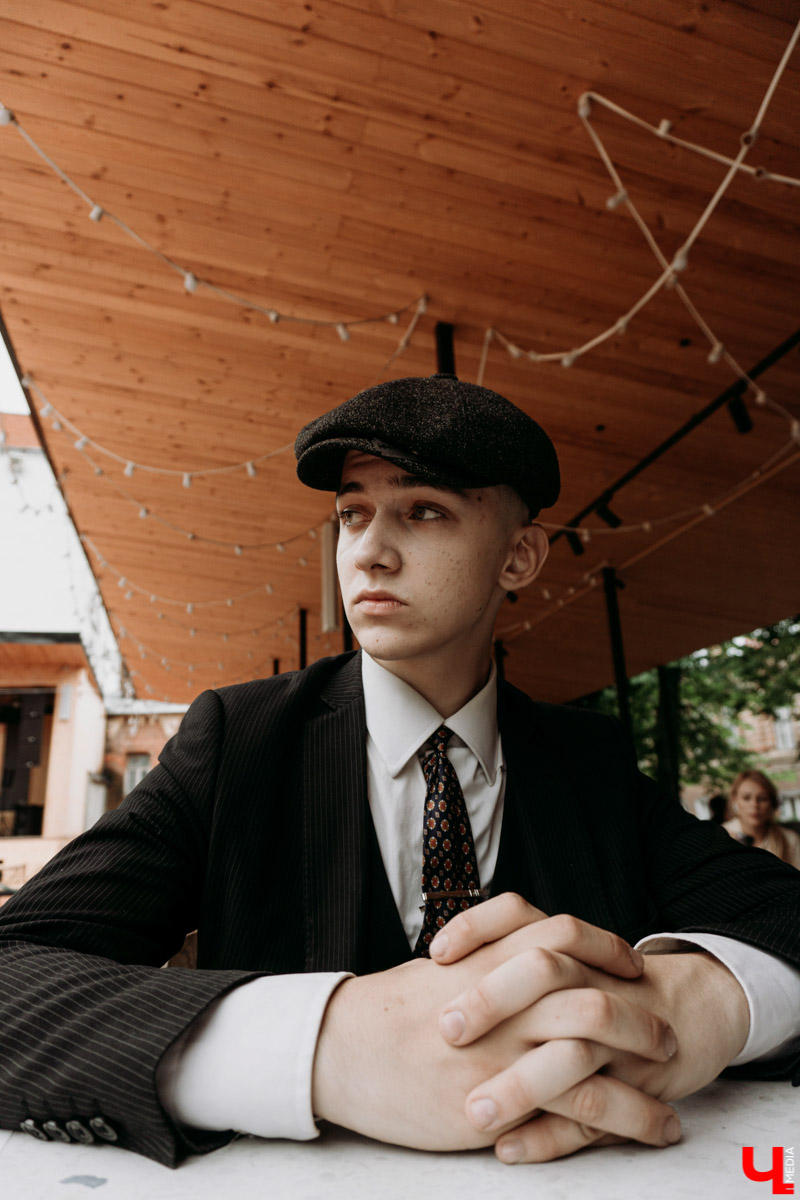 Клоуна Пеннивайза и его компанию на улицах мы уже видели, а местный Томас Шелби из «Острых козырьков» объявился совсем недавно. Узнаем, кем же он является в реальной жизни