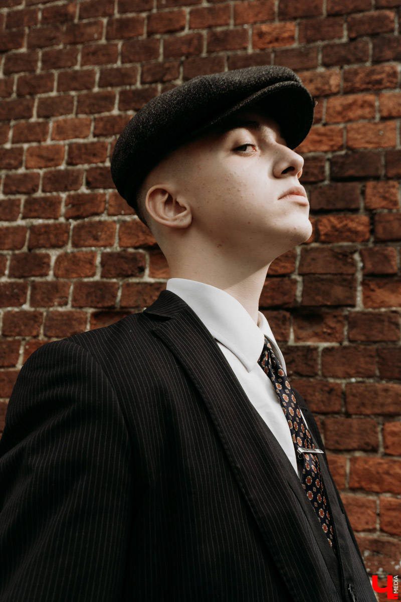 Клоуна Пеннивайза и его компанию на улицах мы уже видели, а местный Томас Шелби из «Острых козырьков» объявился совсем недавно. Узнаем, кем же он является в реальной жизни