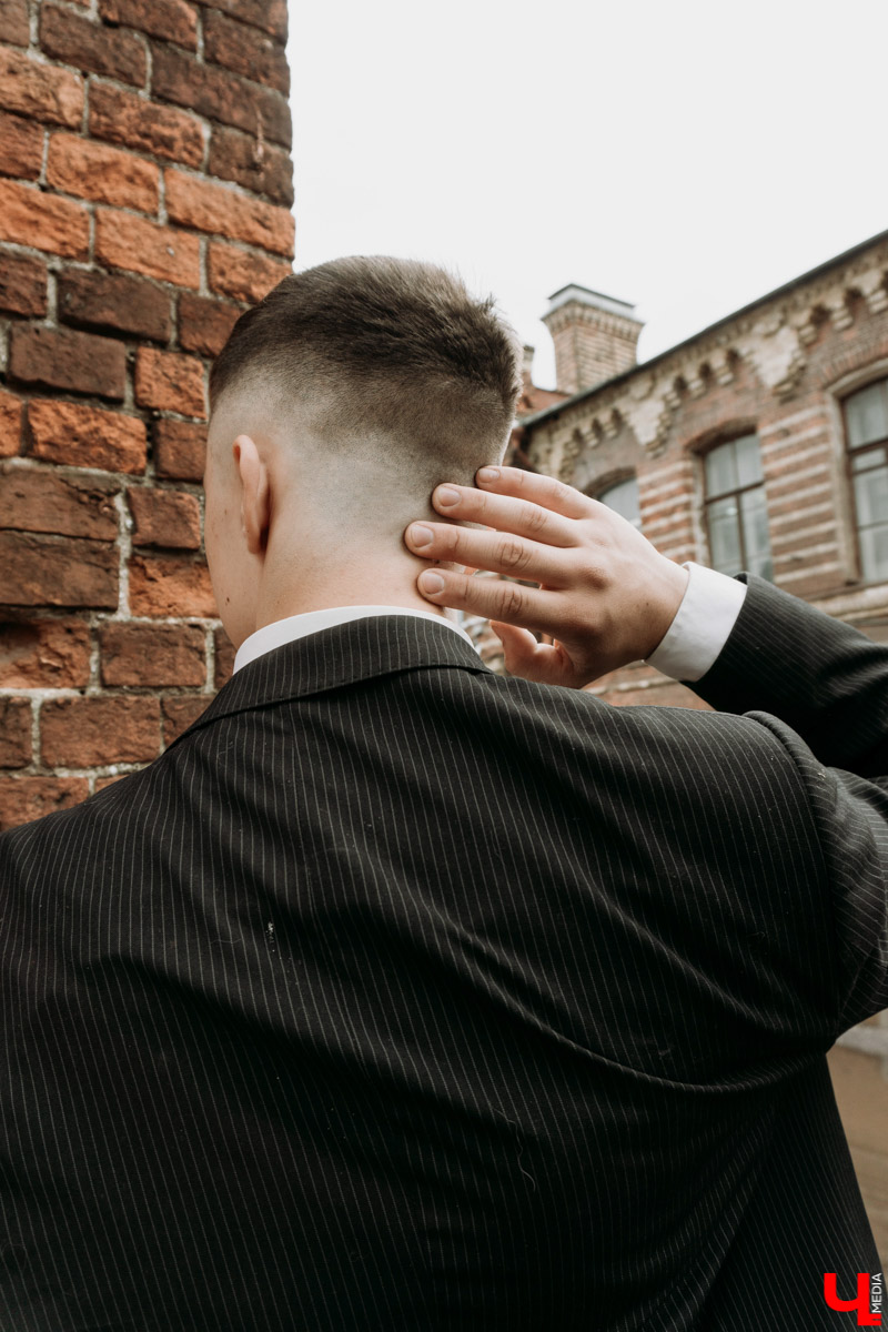 Клоуна Пеннивайза и его компанию на улицах мы уже видели, а местный Томас Шелби из «Острых козырьков» объявился совсем недавно. Узнаем, кем же он является в реальной жизни