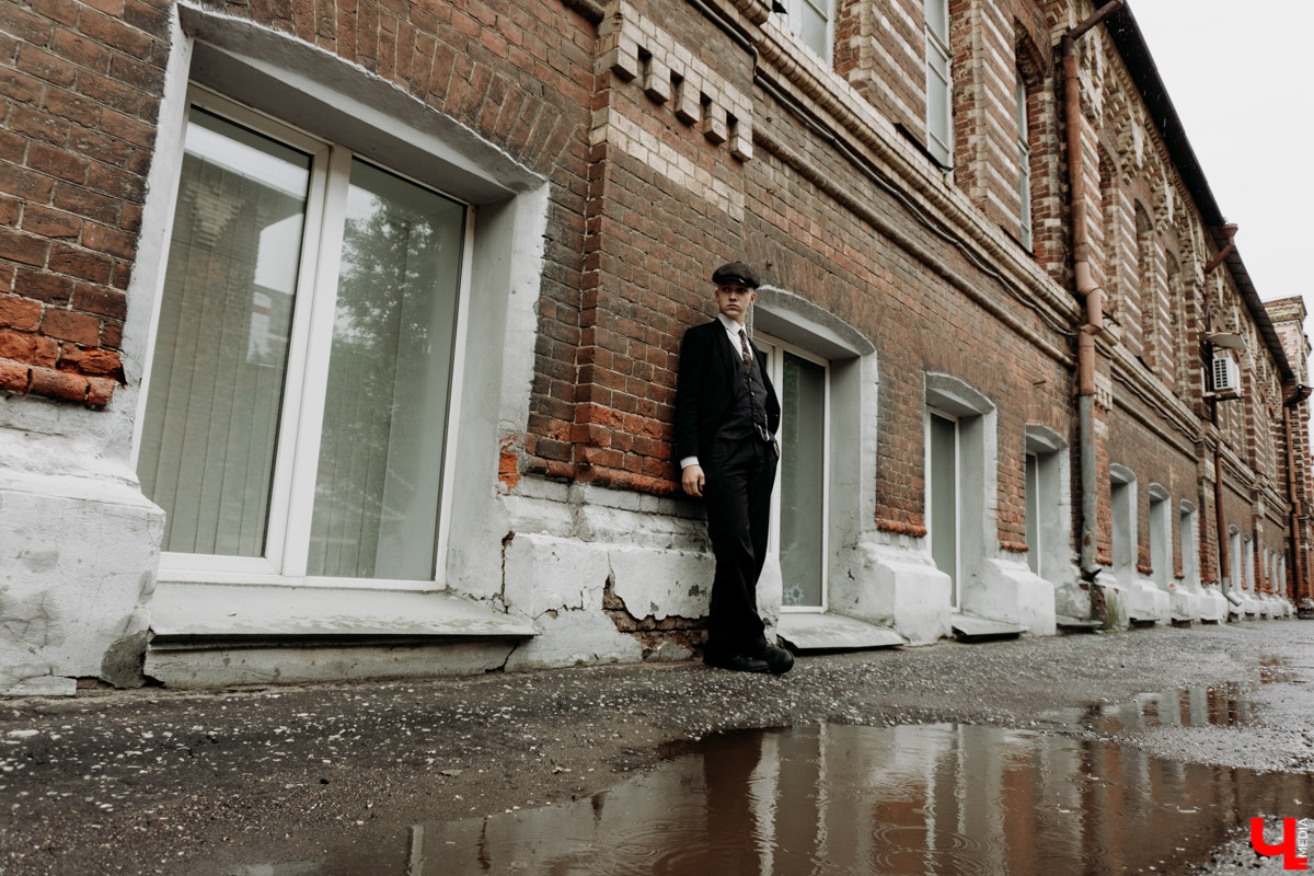 Клоуна Пеннивайза и его компанию на улицах мы уже видели, а местный Томас Шелби из «Острых козырьков» объявился совсем недавно. Узнаем, кем же он является в реальной жизни