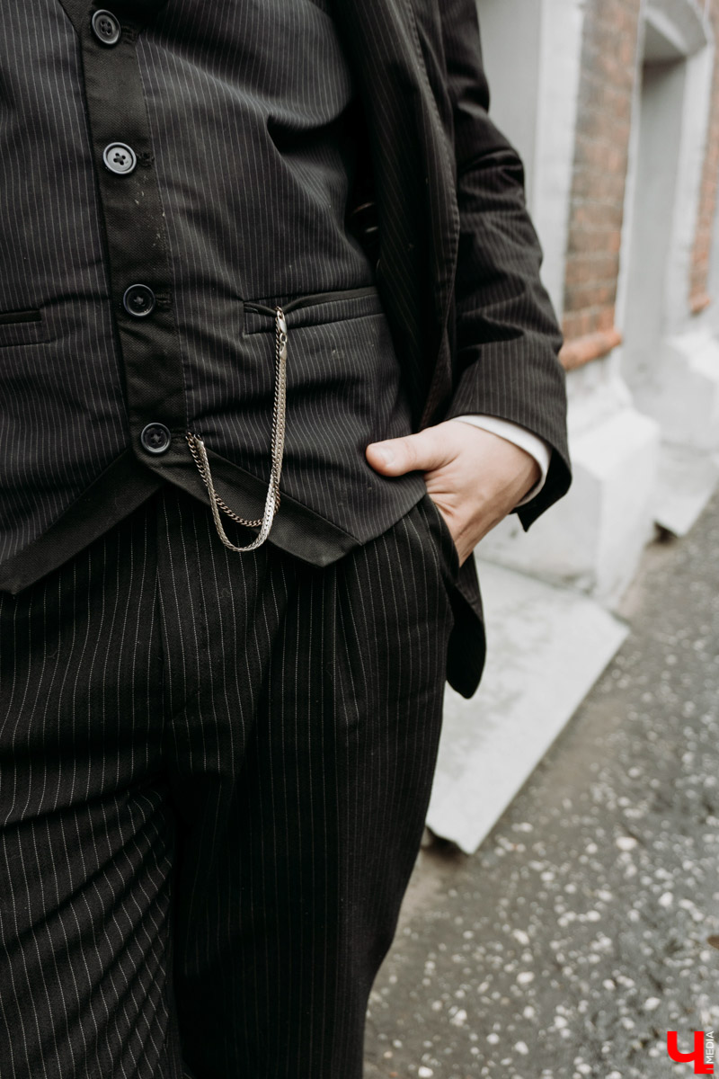 Клоуна Пеннивайза и его компанию на улицах мы уже видели, а местный Томас Шелби из «Острых козырьков» объявился совсем недавно. Узнаем, кем же он является в реальной жизни