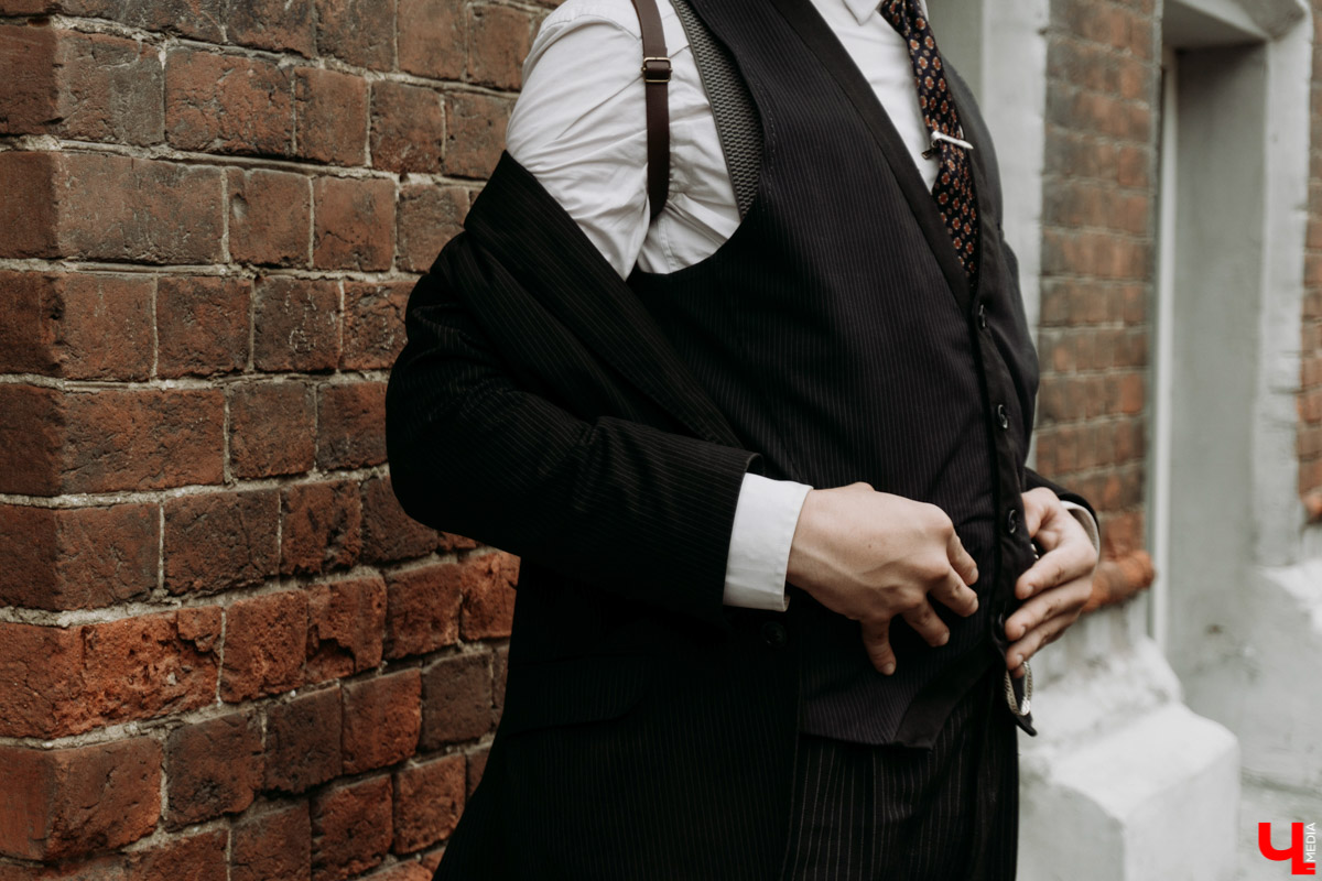 Клоуна Пеннивайза и его компанию на улицах мы уже видели, а местный Томас Шелби из «Острых козырьков» объявился совсем недавно. Узнаем, кем же он является в реальной жизни