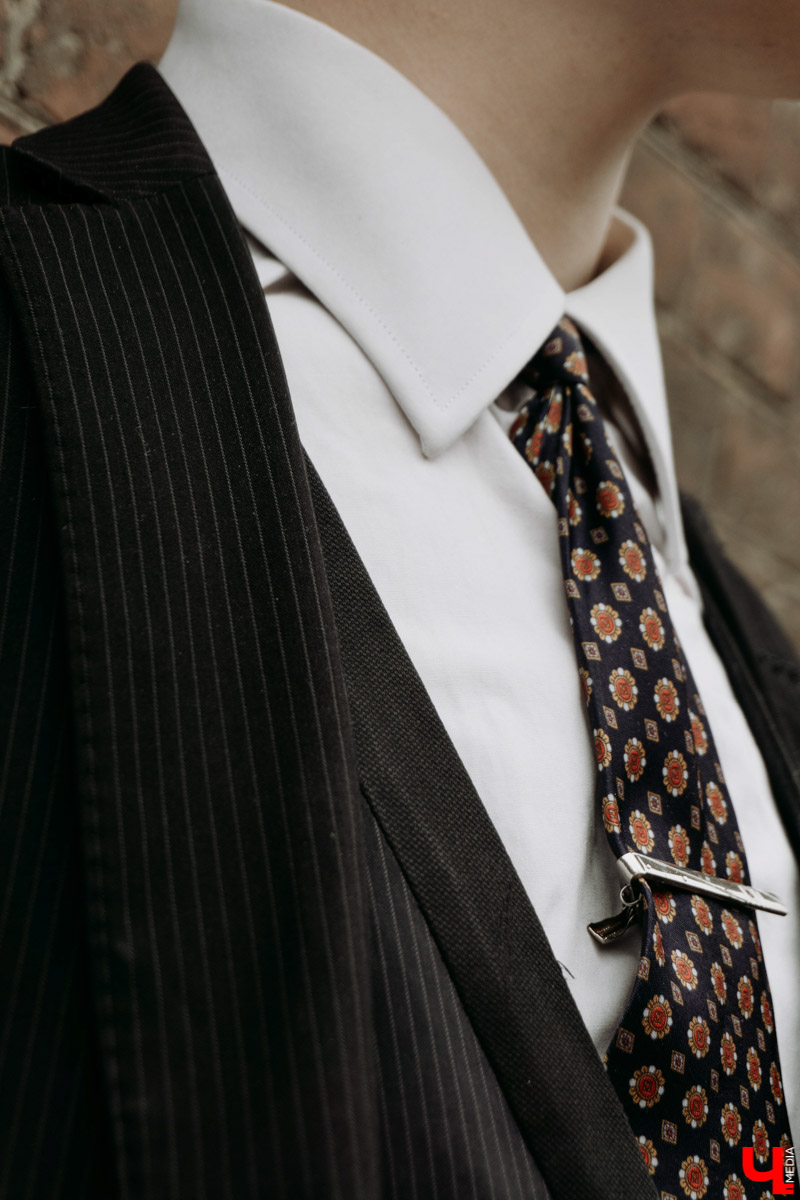 Клоуна Пеннивайза и его компанию на улицах мы уже видели, а местный Томас Шелби из «Острых козырьков» объявился совсем недавно. Узнаем, кем же он является в реальной жизни