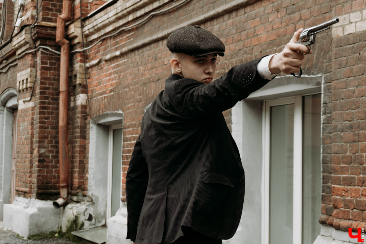 Клоуна Пеннивайза и его компанию на улицах мы уже видели, а местный Томас Шелби из «Острых козырьков» объявился совсем недавно. Узнаем, кем же он является в реальной жизни