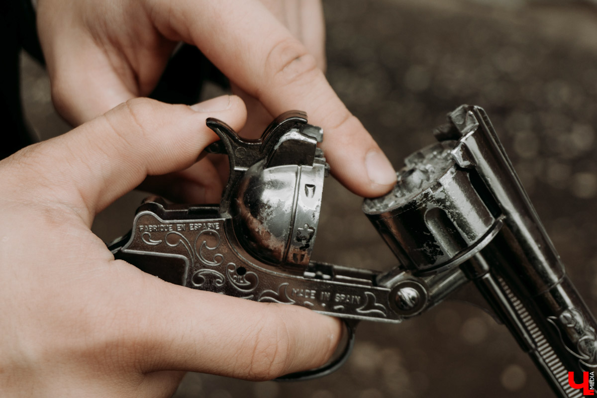 Клоуна Пеннивайза и его компанию на улицах мы уже видели, а местный Томас Шелби из «Острых козырьков» объявился совсем недавно. Узнаем, кем же он является в реальной жизни