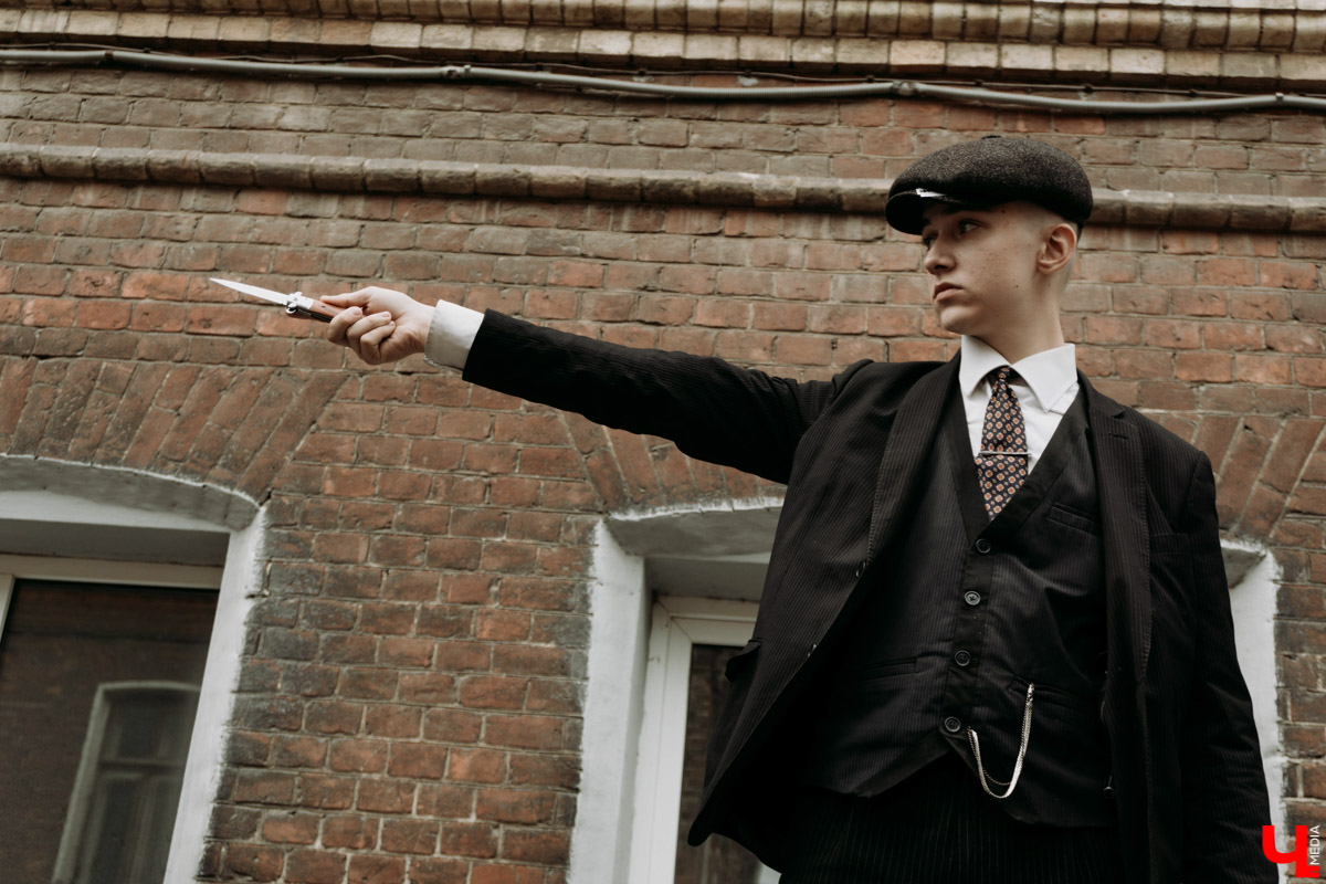 Клоуна Пеннивайза и его компанию на улицах мы уже видели, а местный Томас Шелби из «Острых козырьков» объявился совсем недавно. Узнаем, кем же он является в реальной жизни