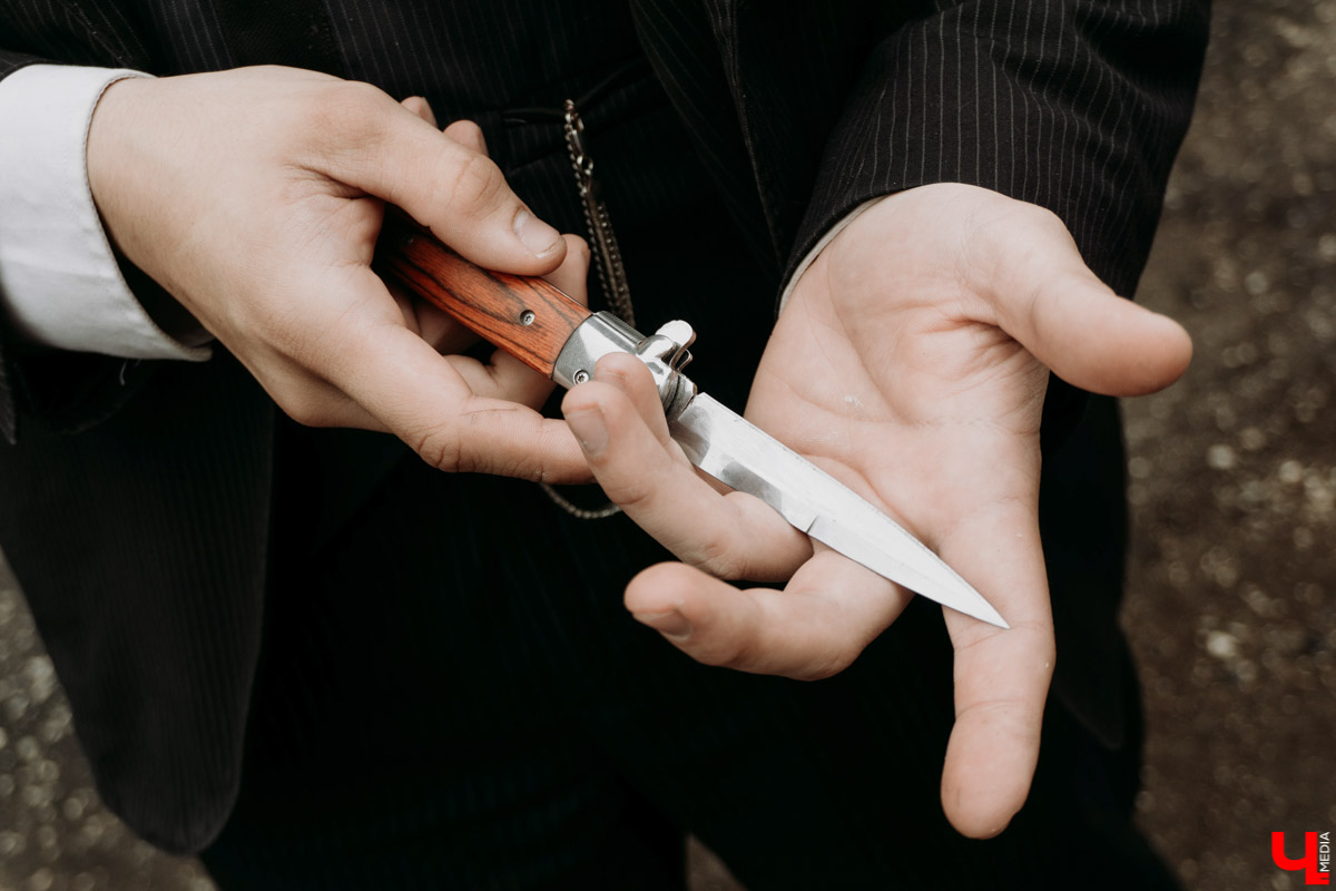 Клоуна Пеннивайза и его компанию на улицах мы уже видели, а местный Томас Шелби из «Острых козырьков» объявился совсем недавно. Узнаем, кем же он является в реальной жизни