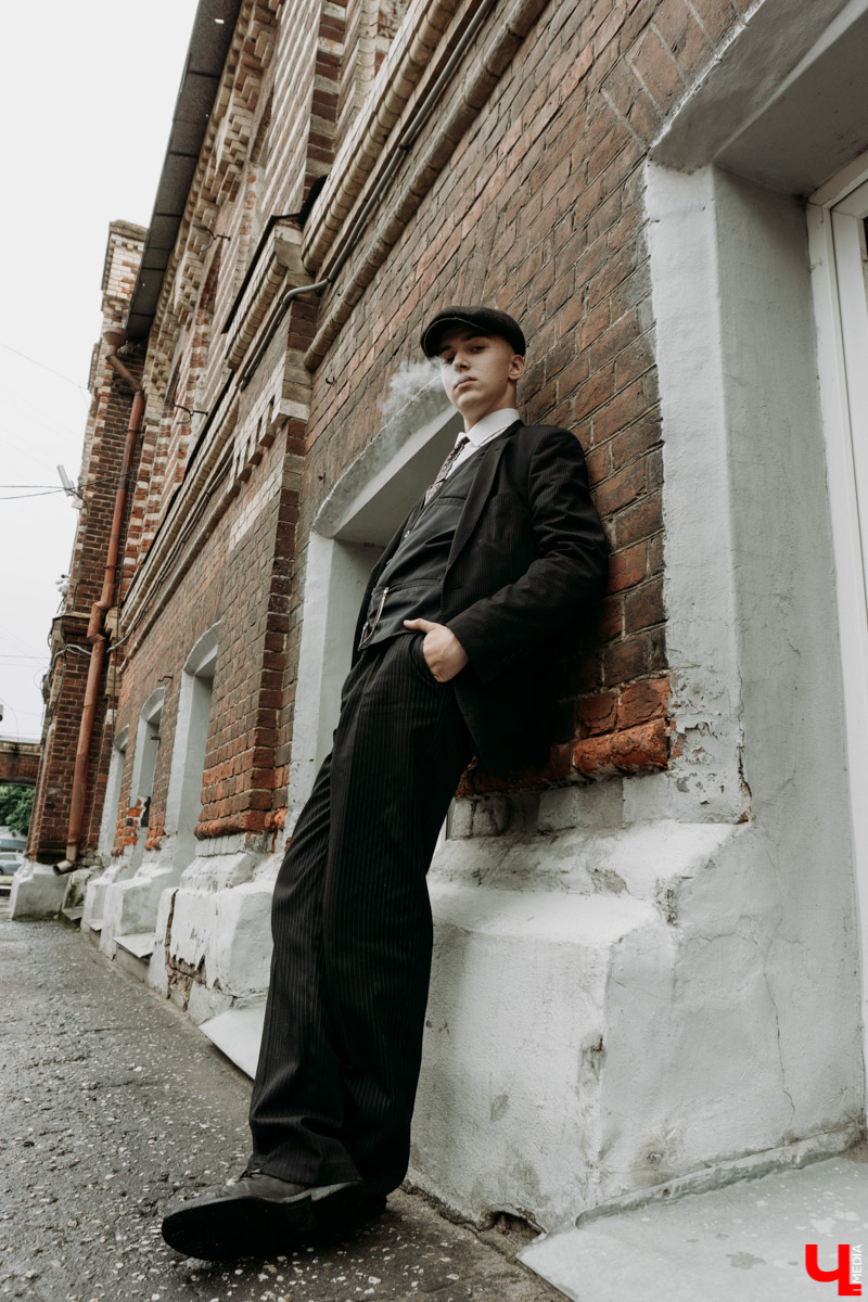 Клоуна Пеннивайза и его компанию на улицах мы уже видели, а местный Томас Шелби из «Острых козырьков» объявился совсем недавно. Узнаем, кем же он является в реальной жизни