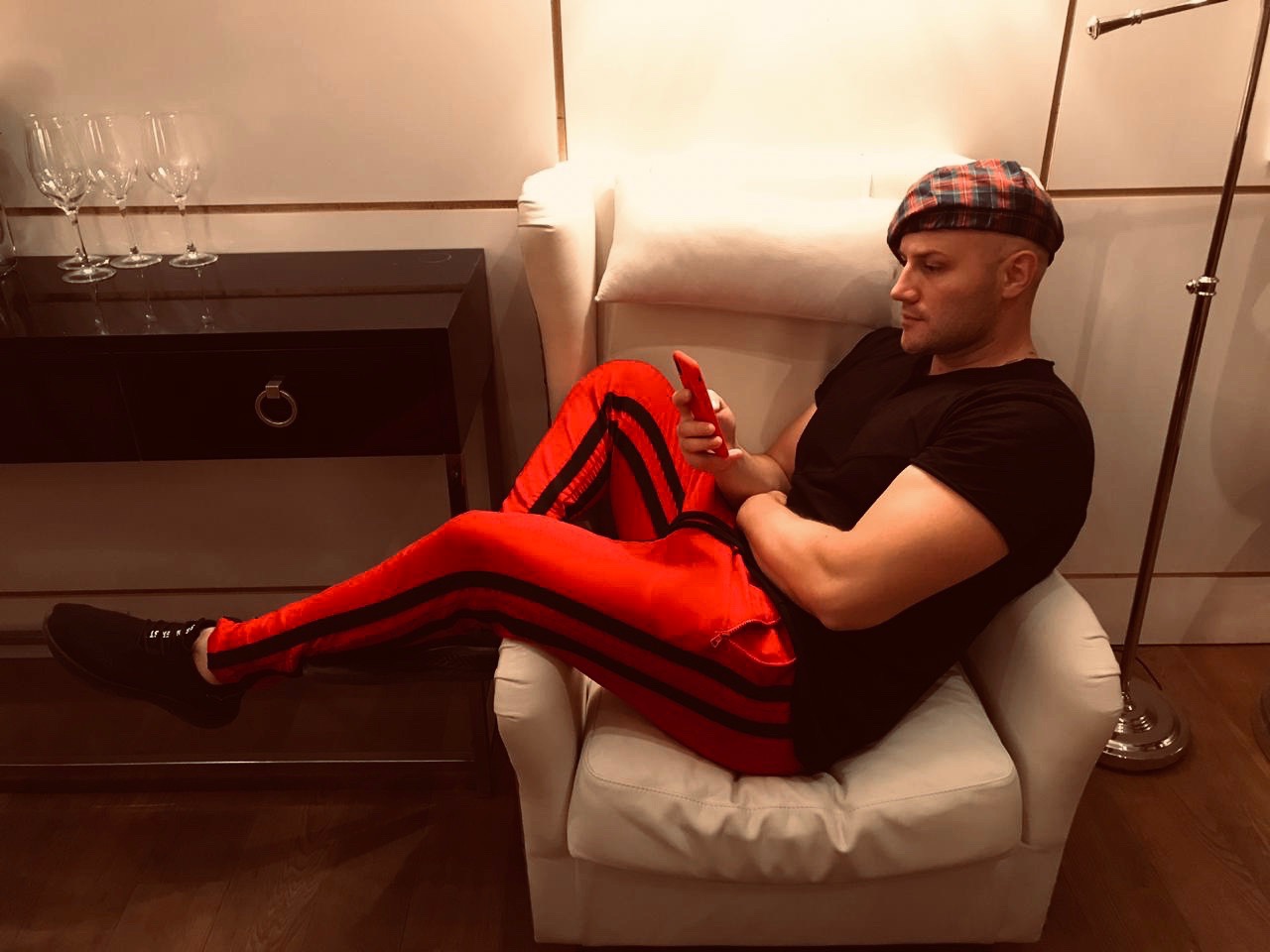 Солист бойз-бэнда «Дом культуры» и танцор дуэта Hot Amigos Александр Солдатов рассказал о создании группы и творческих планах