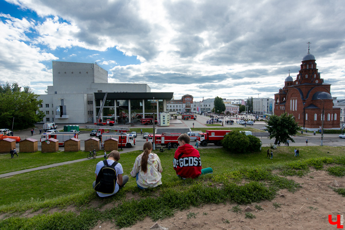 Одна из самых загадочных и нетривиальных историй о блогах из Владимира. Артем Ратников приехал в областной центр с лекцией, остался на ПМЖ, устроился в МЧС и теперь ведет блог о чрезвычайных событиях города