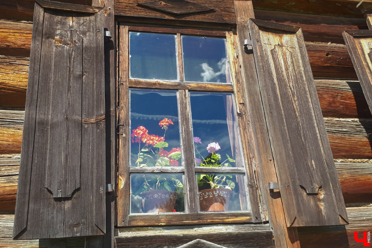 Известный актер Виктор Бычков озвучил экскурсию для аудиогида по суздальскому Музею деревянного зодчества. Мы протестировали новинку и делимся впечатлениями