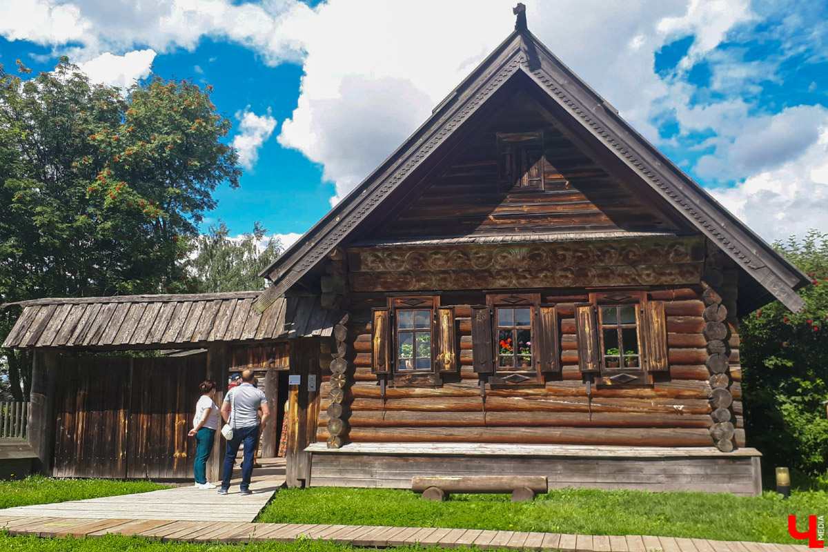 Известный актер Виктор Бычков озвучил экскурсию для аудиогида по суздальскому Музею деревянного зодчества. Мы протестировали новинку и делимся впечатлениями