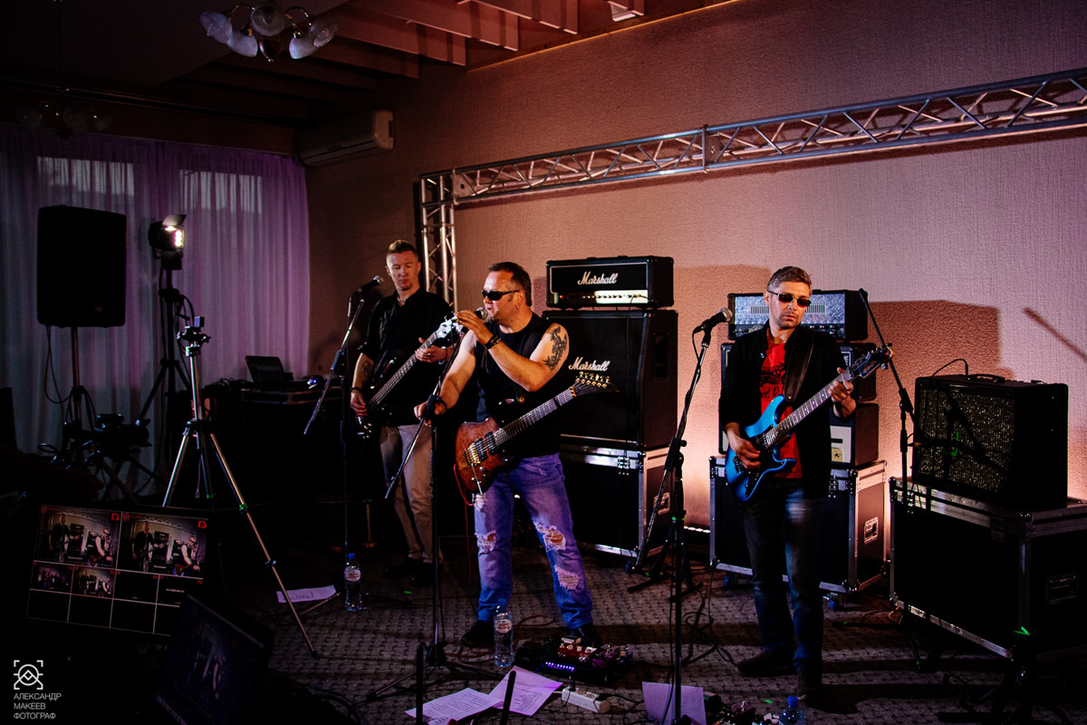 Соскучились по концертам? Присоединяйтесь к выступлениям владимирских музыкантов онлайн, они расположились в «Гостиной». Более того, в скором времени вместе с музыкой и разговорами ребята планируют обосноваться на одном из городских летников