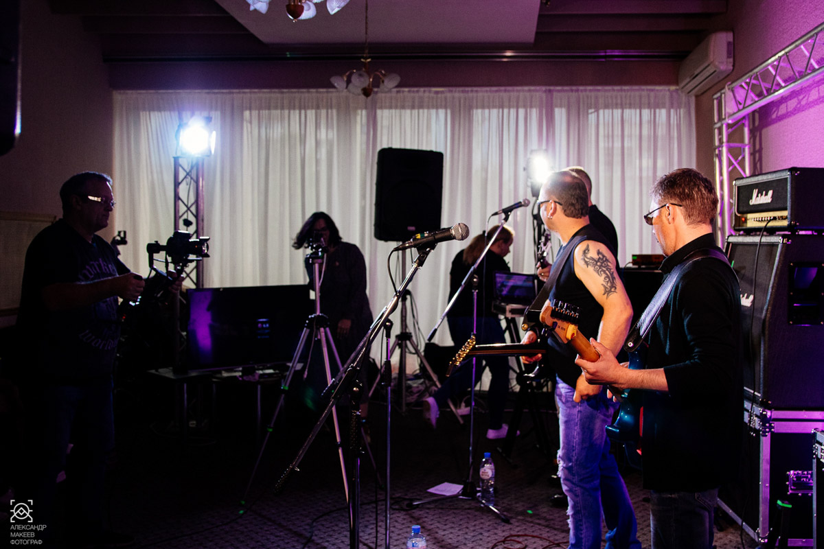 Соскучились по концертам? Присоединяйтесь к выступлениям владимирских музыкантов онлайн, они расположились в «Гостиной». Более того, в скором времени вместе с музыкой и разговорами ребята планируют обосноваться на одном из городских летников