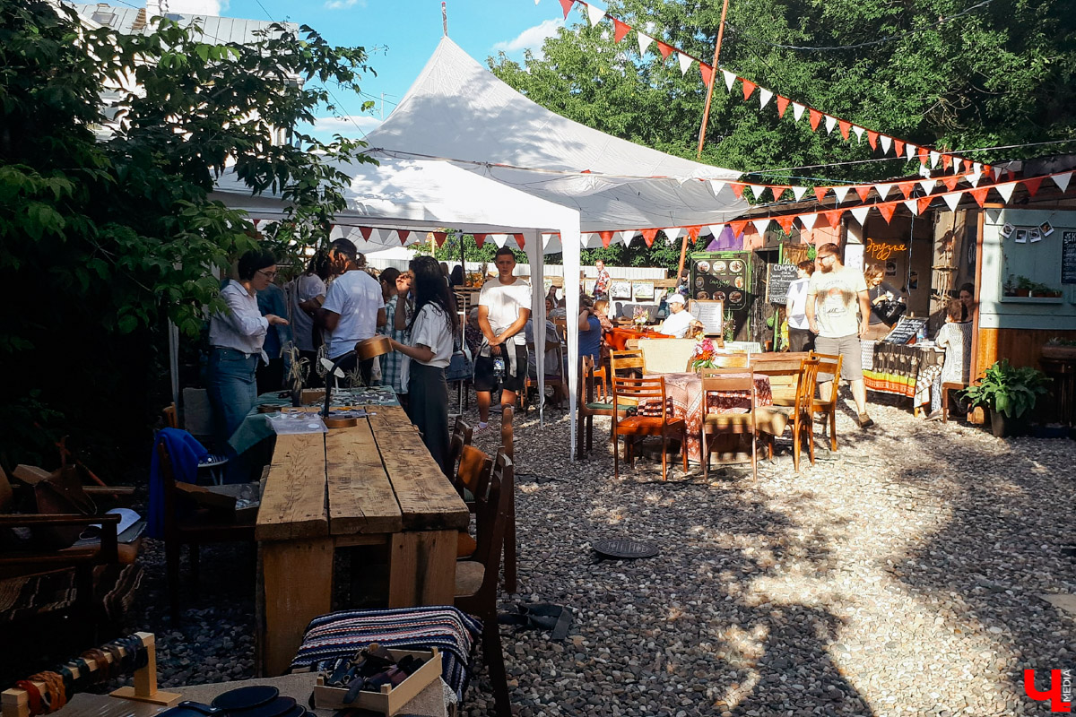 25 и 26 июля во Владимире работал «Летний маркет». На этот раз мастера хендмейда разместились в «РестоДворе» на Девической