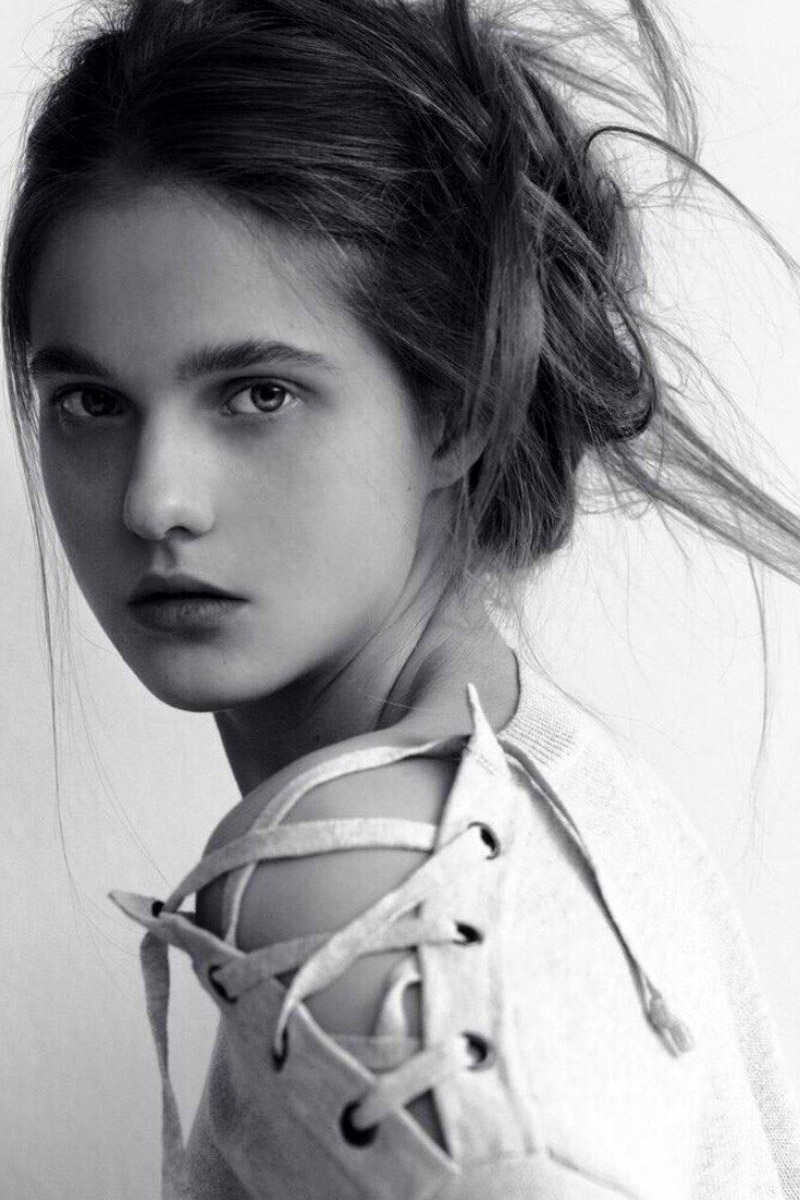 Настя Глушкова случайно занялась академическим вокалом, случайно не поступила в консерваторию и случайно оказалась в ГИТИСе. Теперь она актриса музыкального театра, модель и в некотором роде художник