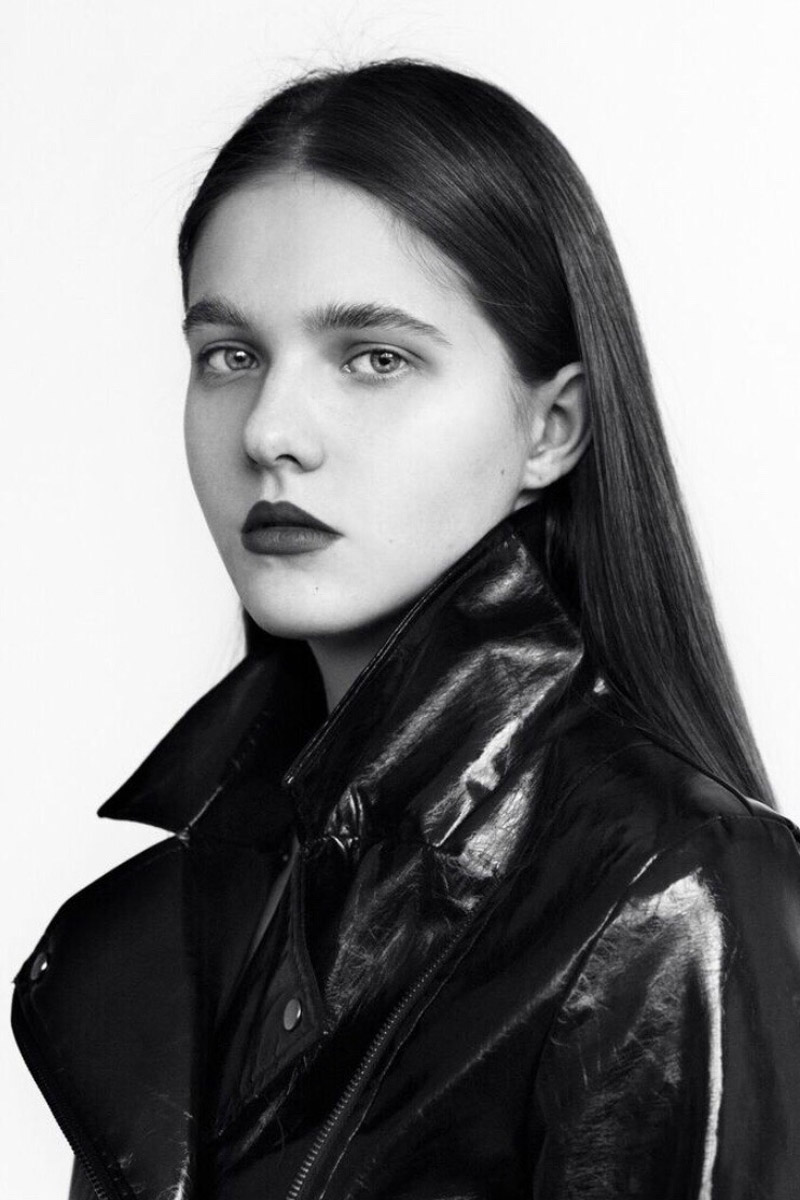 Настя Глушкова случайно занялась академическим вокалом, случайно не поступила в консерваторию и случайно оказалась в ГИТИСе. Теперь она актриса музыкального театра, модель и в некотором роде художник