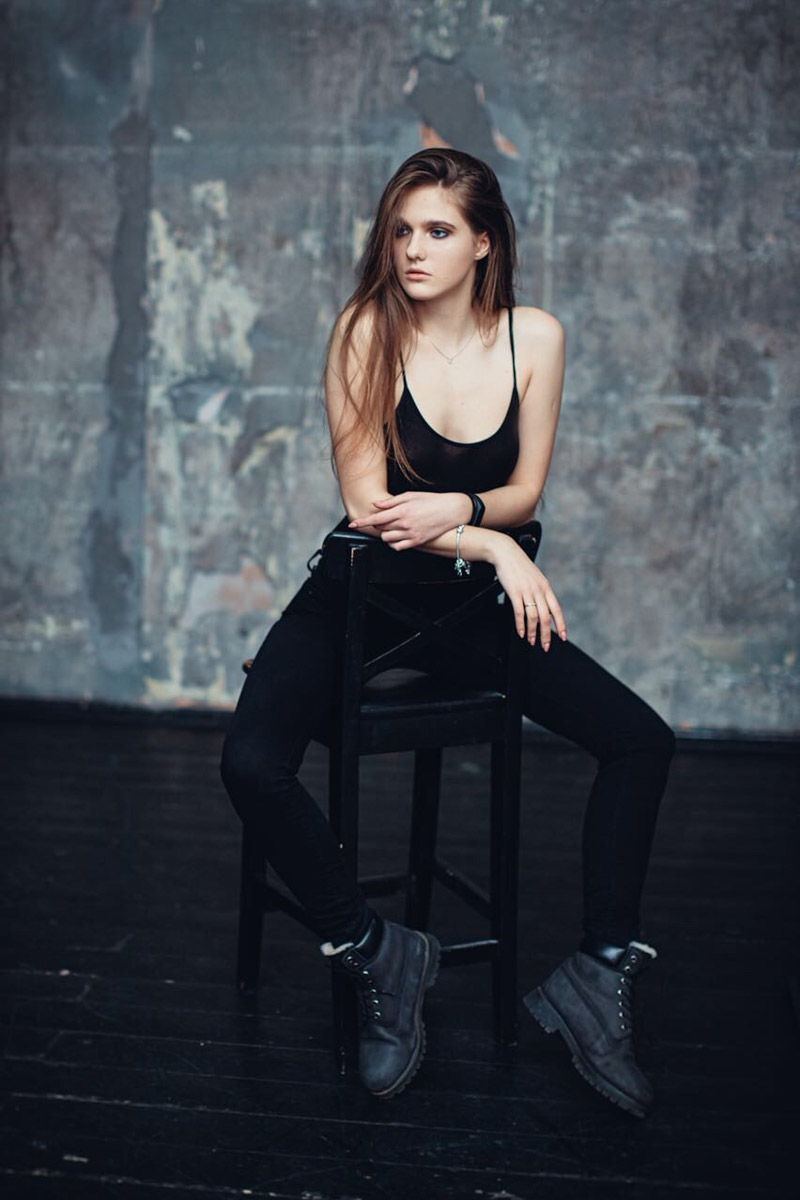 Настя Глушкова случайно занялась академическим вокалом, случайно не поступила в консерваторию и случайно оказалась в ГИТИСе. Теперь она актриса музыкального театра, модель и в некотором роде художник