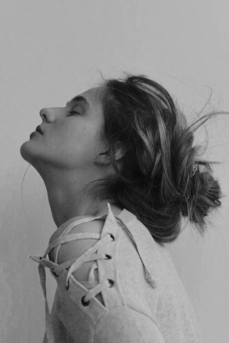 Настя Глушкова случайно занялась академическим вокалом, случайно не поступила в консерваторию и случайно оказалась в ГИТИСе. Теперь она актриса музыкального театра, модель и в некотором роде художник