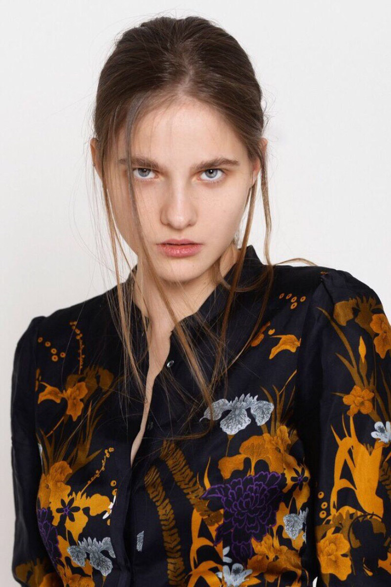 Настя Глушкова случайно занялась академическим вокалом, случайно не поступила в консерваторию и случайно оказалась в ГИТИСе. Теперь она актриса музыкального театра, модель и в некотором роде художник