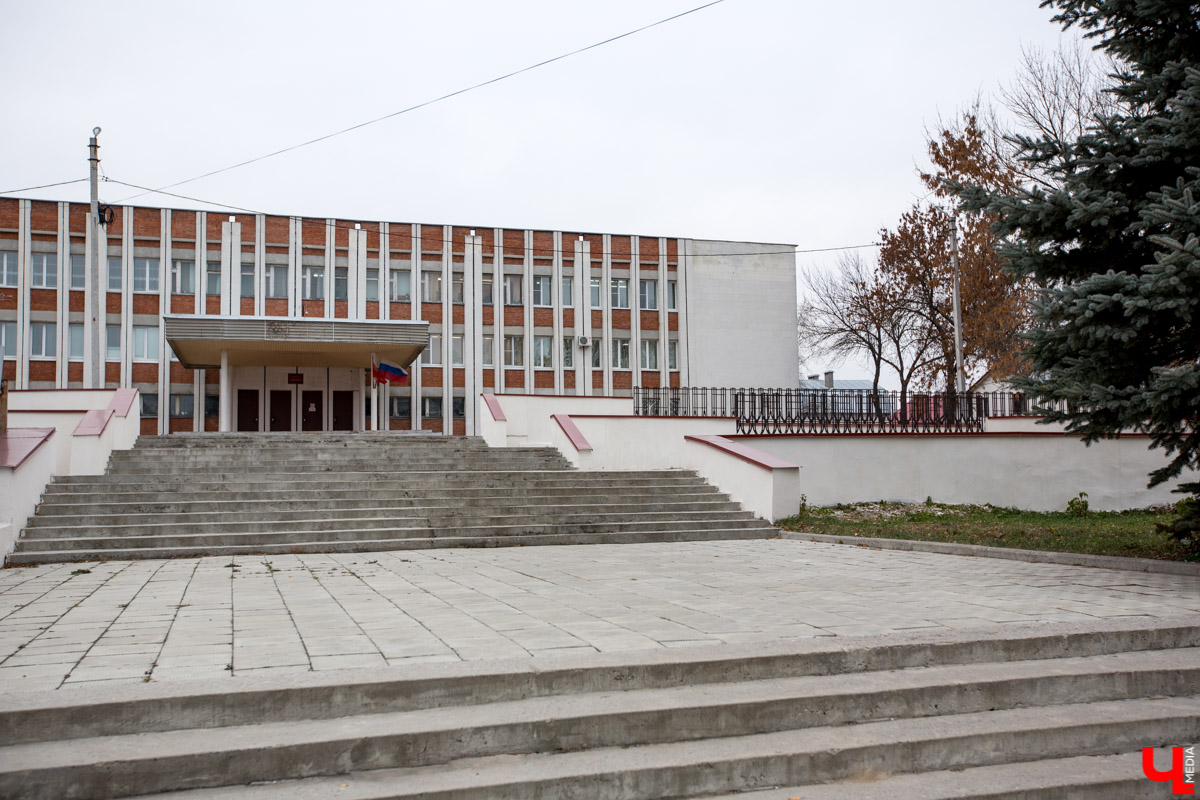 Стали известны результаты очередных ЕГЭ. И оказалось, что сразу пятеро владимирских выпускников, которые получили наивысшие баллы, учились в одном классе. Мы взглянули на эти умные лица и пообщались с их классным руководителем