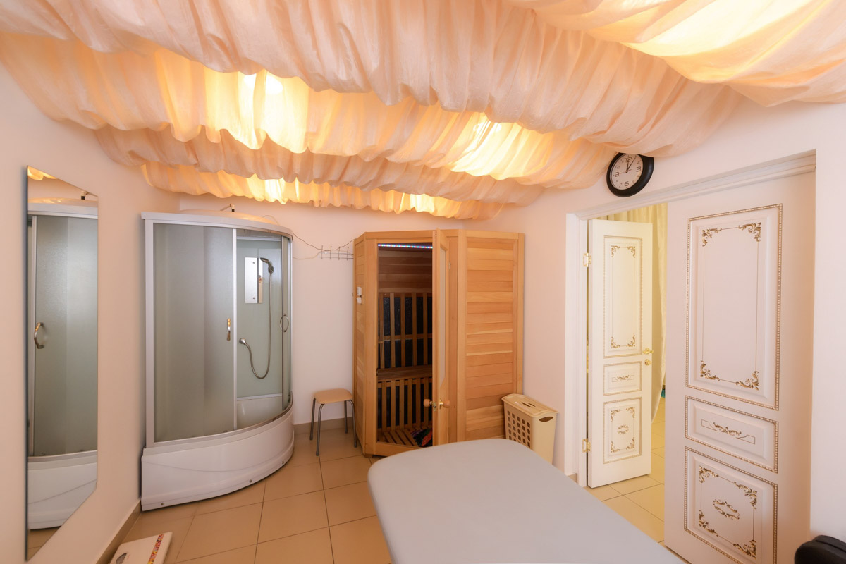 Не так давно Виктория Селеметова открыла на Большой Нижегородской новую студию красоты сети Victory. Девушка активно развивает свой бренд и в других направлениях: возглавляет модельное агентство и проводит региональные конкурсы красоты