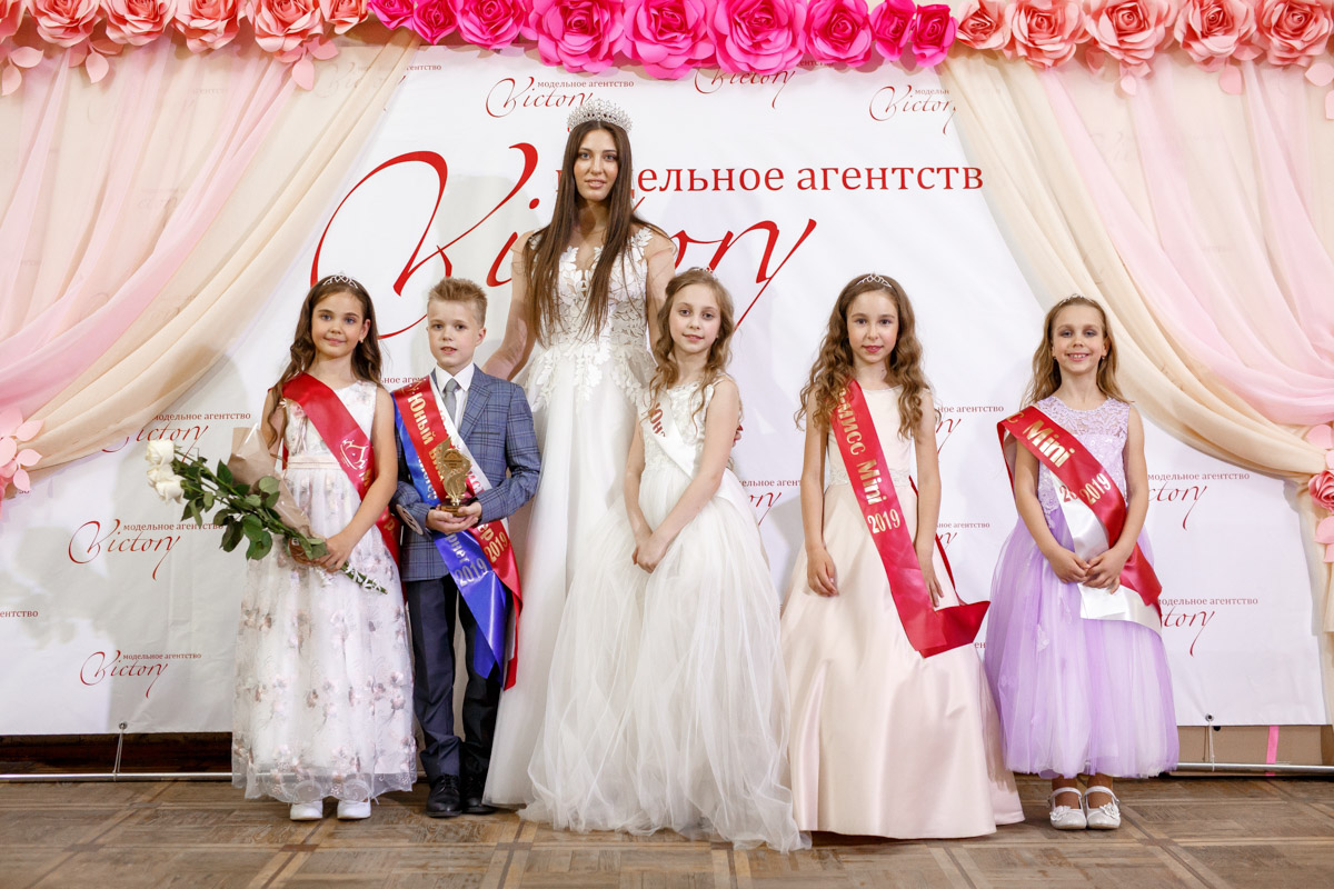 Не так давно Виктория Селеметова открыла на Большой Нижегородской новую студию красоты сети Victory. Девушка активно развивает свой бренд и в других направлениях: возглавляет модельное агентство и проводит региональные конкурсы красоты