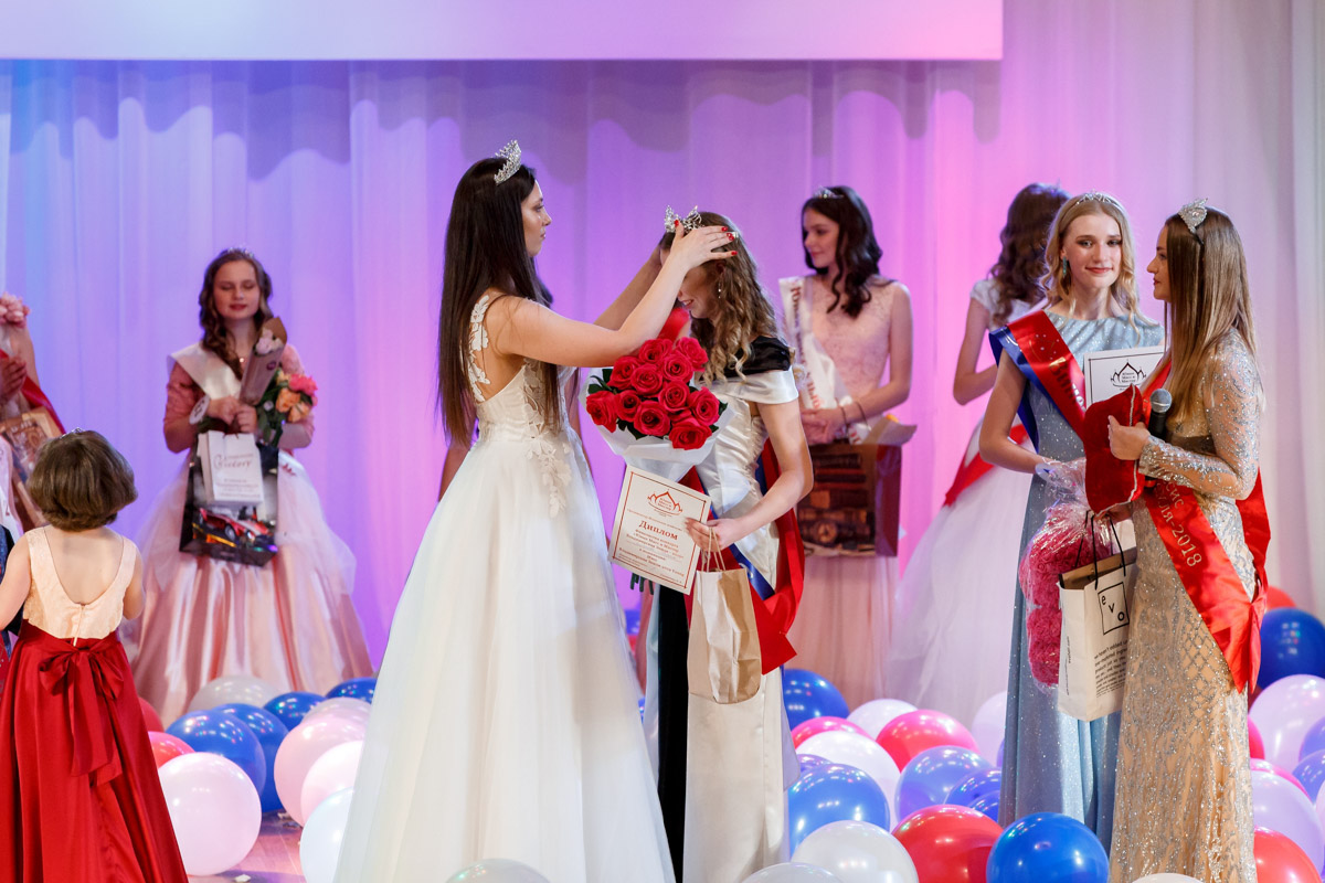 Не так давно Виктория Селеметова открыла на Большой Нижегородской новую студию красоты сети Victory. Девушка активно развивает свой бренд и в других направлениях: возглавляет модельное агентство и проводит региональные конкурсы красоты