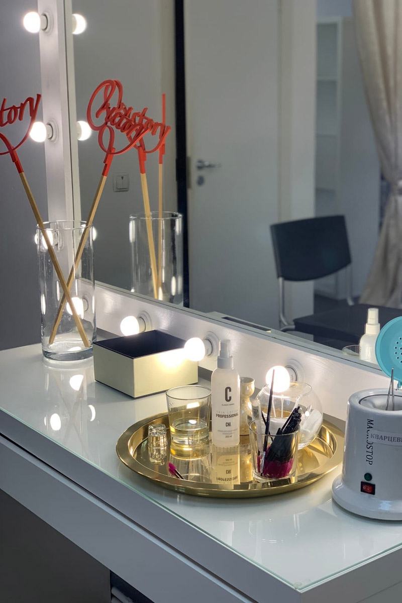 Не так давно Виктория Селеметова открыла на Большой Нижегородской новую студию красоты сети Victory. Девушка активно развивает свой бренд и в других направлениях: возглавляет модельное агентство и проводит региональные конкурсы красоты