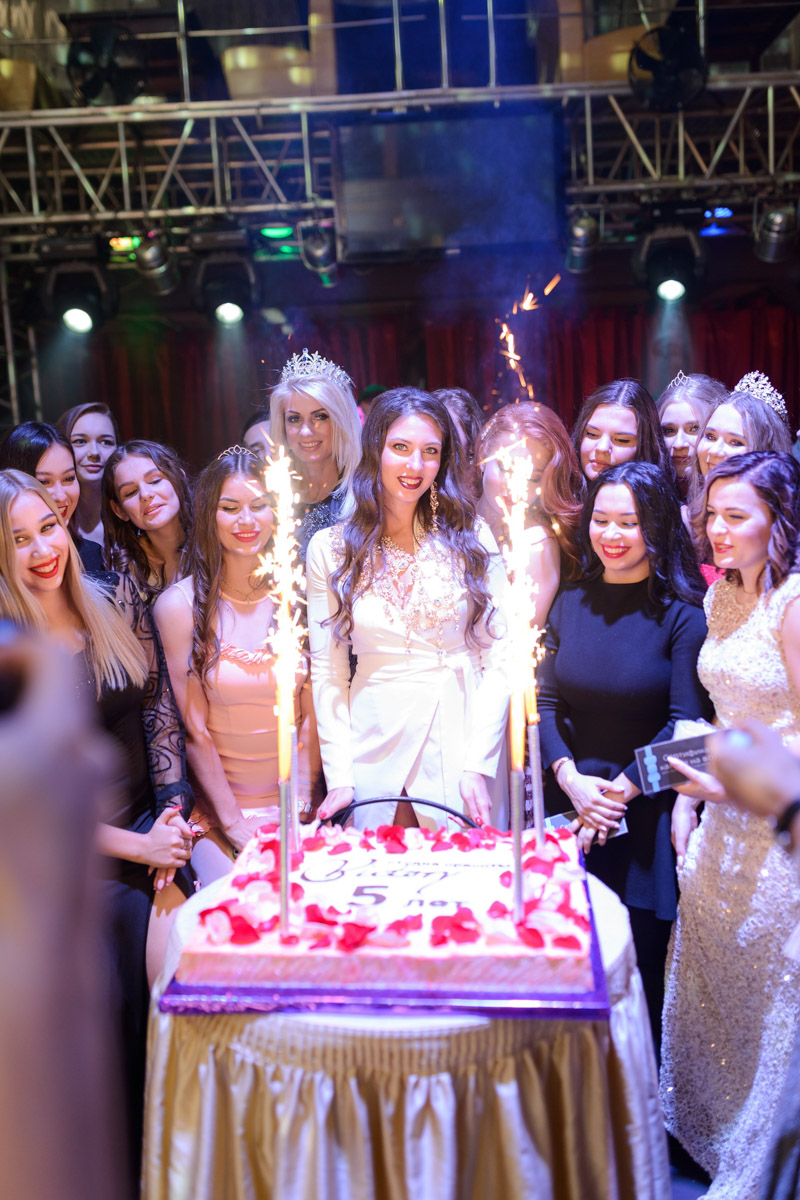 Не так давно Виктория Селеметова открыла на Большой Нижегородской новую студию красоты сети Victory. Девушка активно развивает свой бренд и в других направлениях: возглавляет модельное агентство и проводит региональные конкурсы красоты