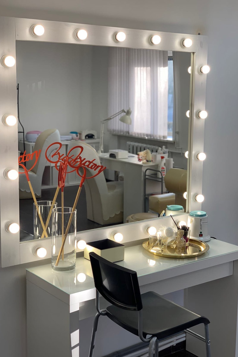 Не так давно Виктория Селеметова открыла на Большой Нижегородской новую студию красоты сети Victory. Девушка активно развивает свой бренд и в других направлениях: возглавляет модельное агентство и проводит региональные конкурсы красоты