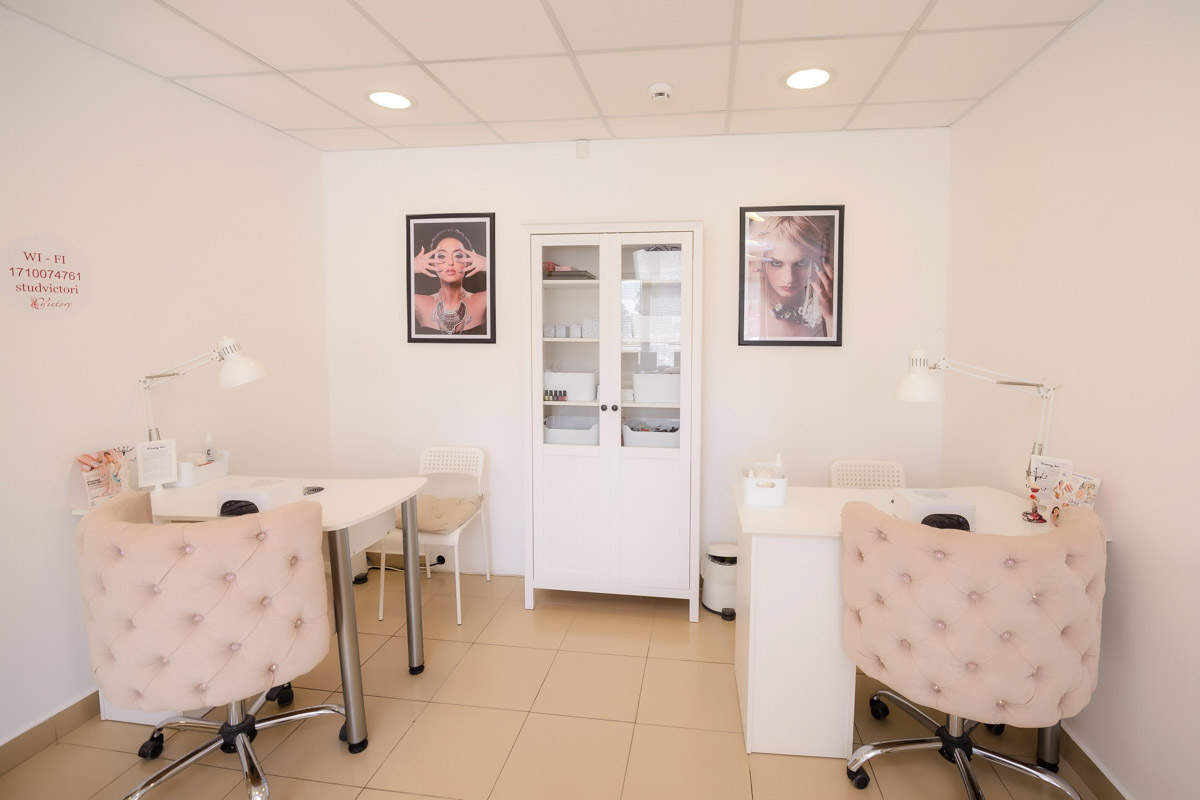 Не так давно Виктория Селеметова открыла на Большой Нижегородской новую студию красоты сети Victory. Девушка активно развивает свой бренд и в других направлениях: возглавляет модельное агентство и проводит региональные конкурсы красоты