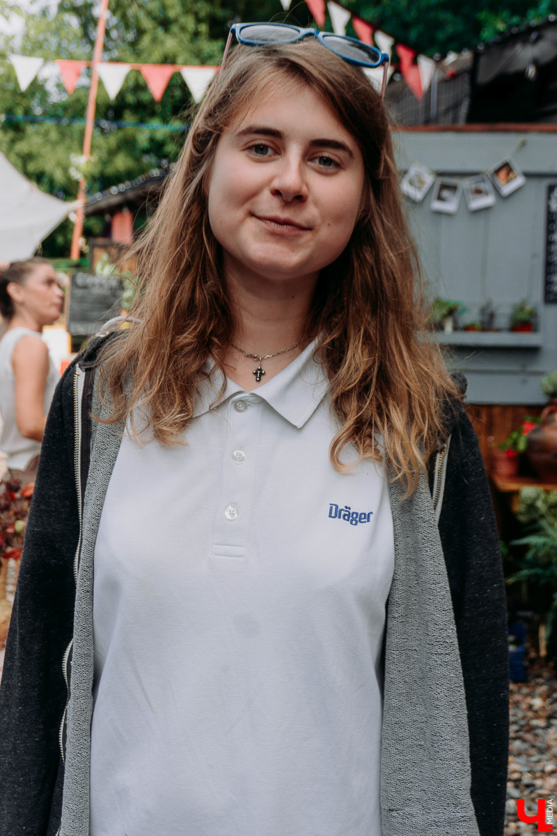 Первый гаражный сейл на новой площадке прошел масштабно. Тусовки, бренды за копейки и странные лоты в фотографиях с мероприятия