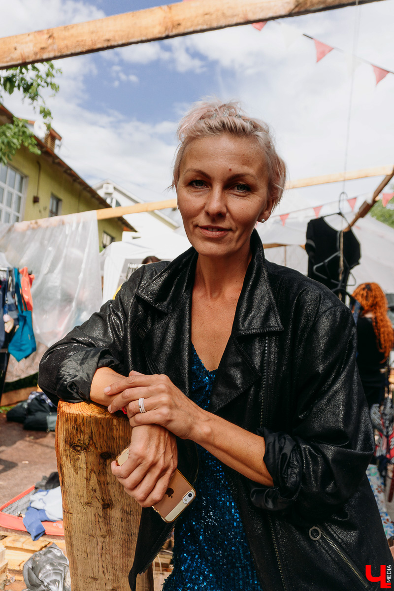 Первый гаражный сейл на новой площадке прошел масштабно. Тусовки, бренды за копейки и странные лоты в фотографиях с мероприятия