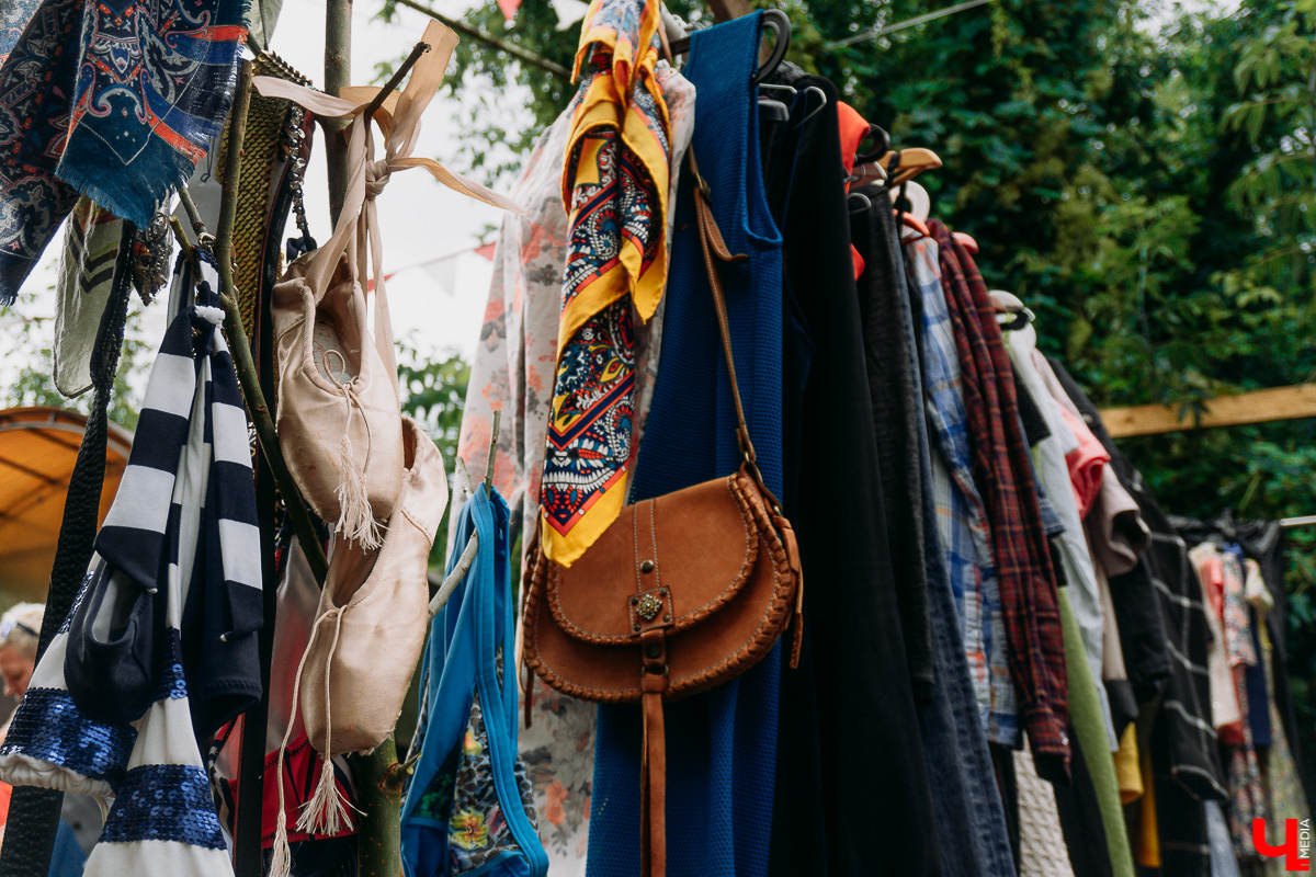 Первый гаражный сейл на новой площадке прошел масштабно. Тусовки, бренды за копейки и странные лоты в фотографиях с мероприятия