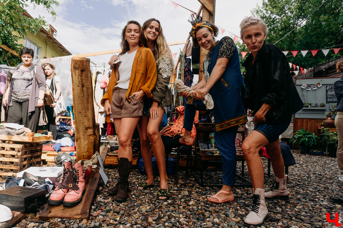 Первый гаражный сейл на новой площадке прошел масштабно. Тусовки, бренды за копейки и странные лоты в фотографиях с мероприятия