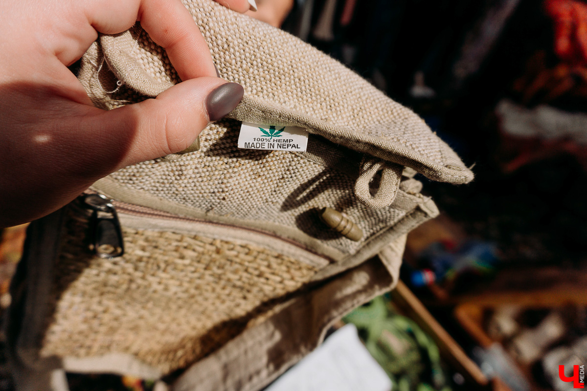 Первый гаражный сейл на новой площадке прошел масштабно. Тусовки, бренды за копейки и странные лоты в фотографиях с мероприятия