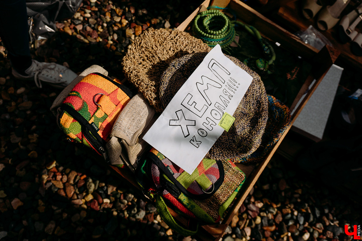 Первый гаражный сейл на новой площадке прошел масштабно. Тусовки, бренды за копейки и странные лоты в фотографиях с мероприятия