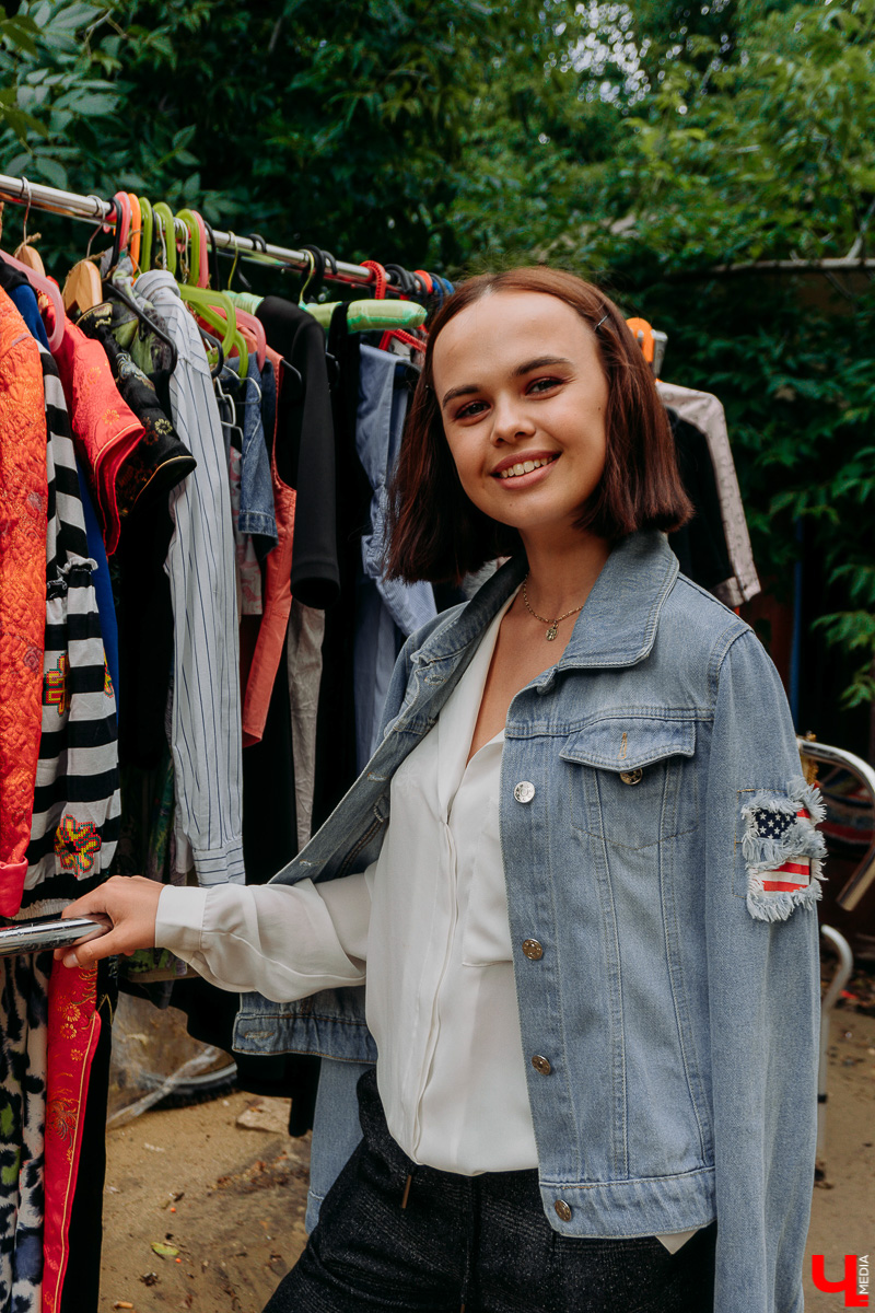 Первый гаражный сейл на новой площадке прошел масштабно. Тусовки, бренды за копейки и странные лоты в фотографиях с мероприятия