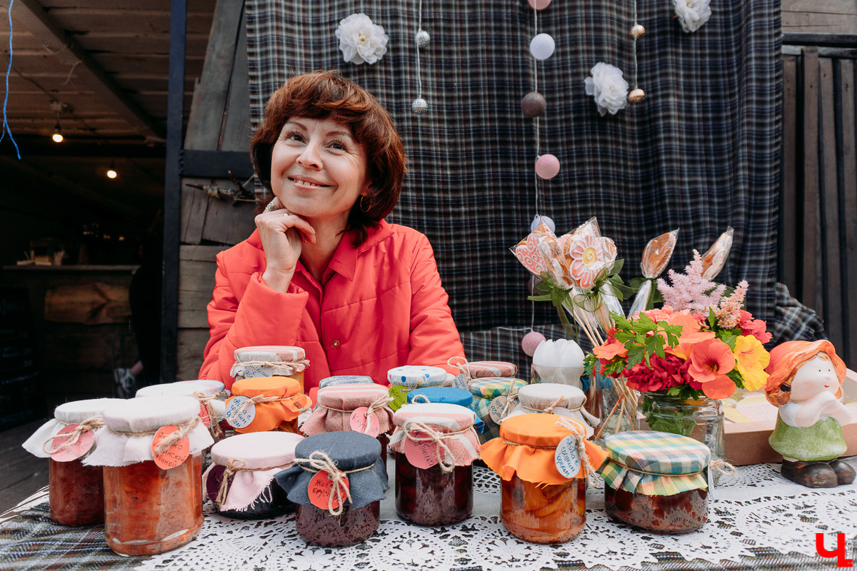 Первый гаражный сейл на новой площадке прошел масштабно. Тусовки, бренды за копейки и странные лоты в фотографиях с мероприятия