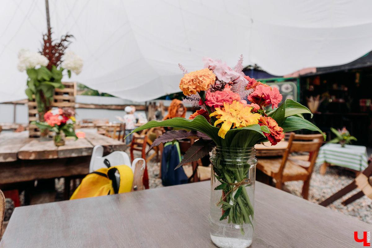 Первый гаражный сейл на новой площадке прошел масштабно. Тусовки, бренды за копейки и странные лоты в фотографиях с мероприятия