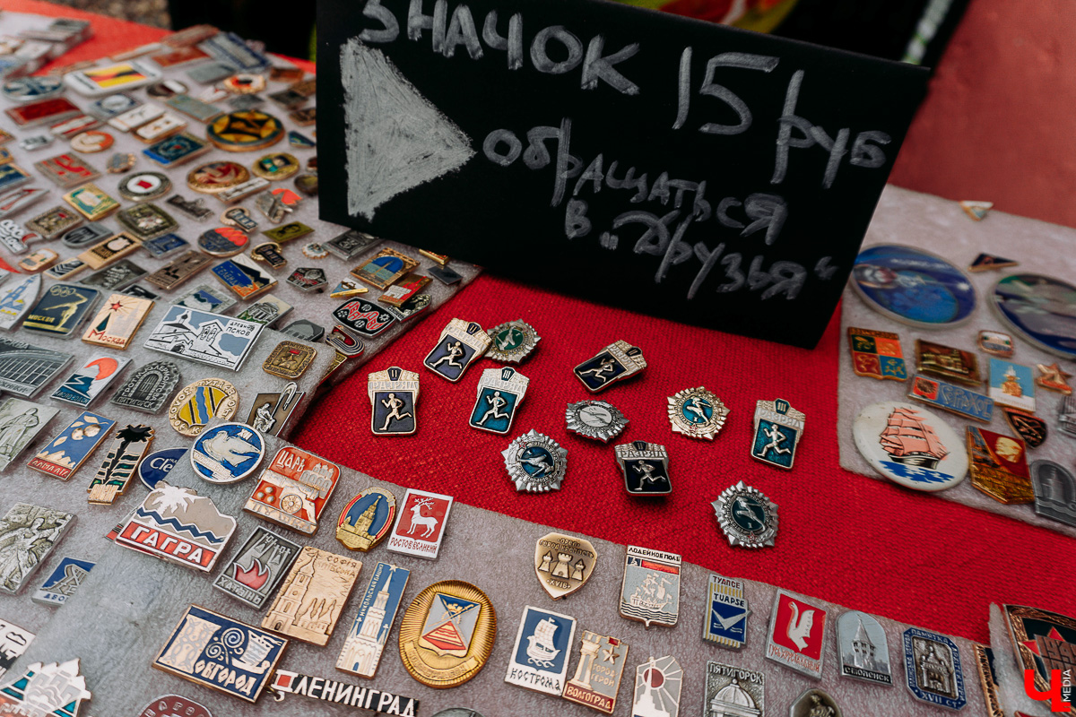 Первый гаражный сейл на новой площадке прошел масштабно. Тусовки, бренды за копейки и странные лоты в фотографиях с мероприятия