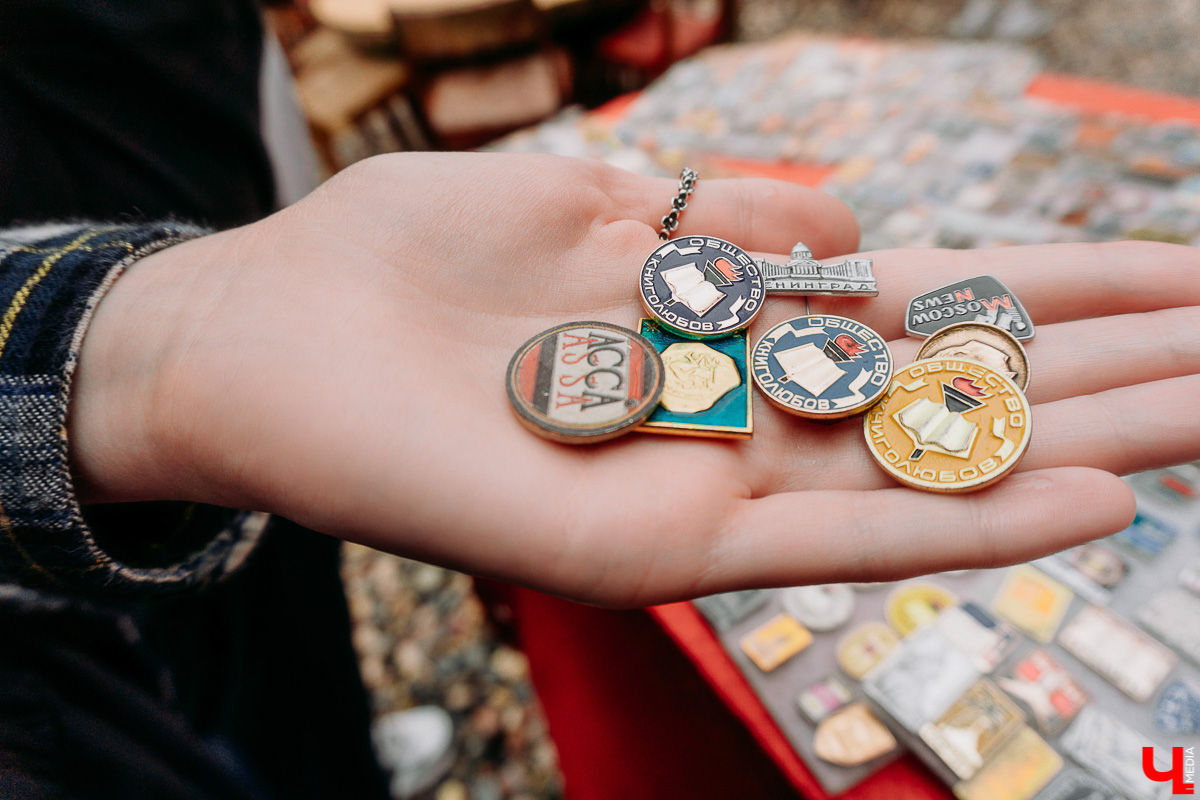 Первый гаражный сейл на новой площадке прошел масштабно. Тусовки, бренды за копейки и странные лоты в фотографиях с мероприятия