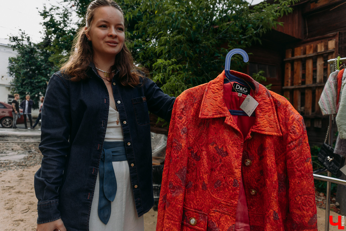 Первый гаражный сейл на новой площадке прошел масштабно. Тусовки, бренды за копейки и странные лоты в фотографиях с мероприятия