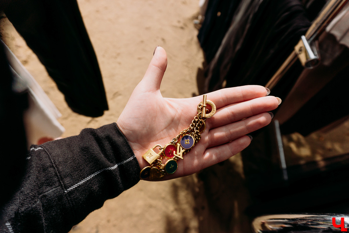 Первый гаражный сейл на новой площадке прошел масштабно. Тусовки, бренды за копейки и странные лоты в фотографиях с мероприятия