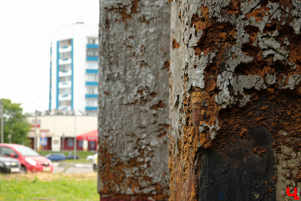В нескольких местах Владимира стоят дома, обработанные пенополиуретаном. От времени и УФ-лучей он потрескался и принял жуткий вид