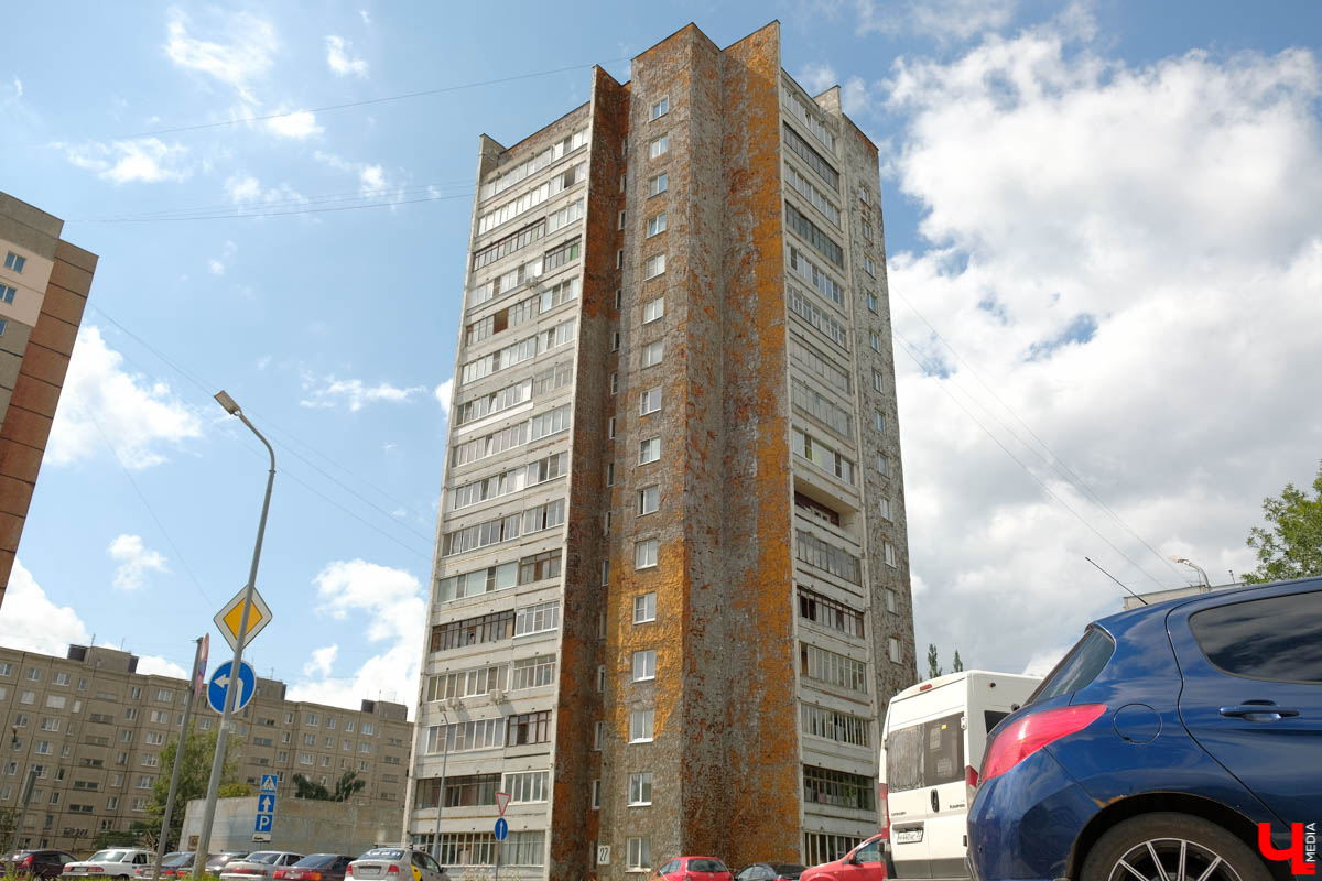 В нескольких местах Владимира стоят дома, обработанные пенополиуретаном. От времени и УФ-лучей он потрескался и принял жуткий вид