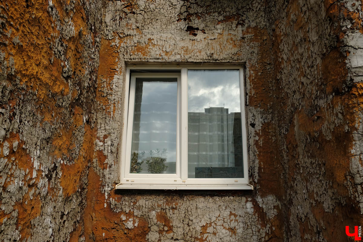 В нескольких местах Владимира стоят дома, обработанные пенополиуретаном. От времени и УФ-лучей он потрескался и принял жуткий вид